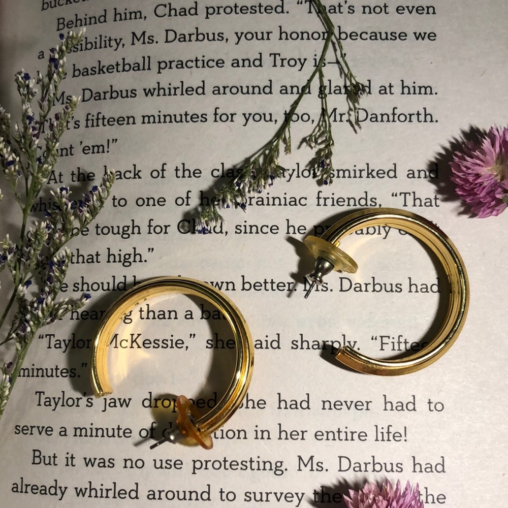 🌺3/$15 Gold hoop earrings from the 80’s !